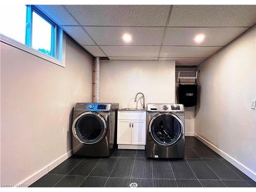 688 Westmount Hills Drive, London, ON - Indoor Photo Showing Laundry Room