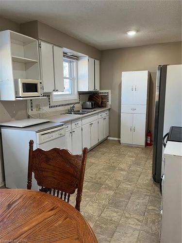 136 South Edgeware Road, St. Thomas, ON - Indoor Photo Showing Kitchen With Double Sink