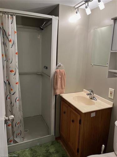 136 South Edgeware Road, St. Thomas, ON - Indoor Photo Showing Bathroom