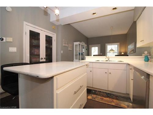 17-55 Lake Road, Grand Bend, ON - Indoor Photo Showing Kitchen