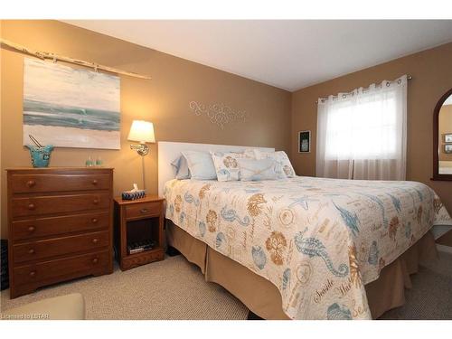 17-55 Lake Road, Grand Bend, ON - Indoor Photo Showing Bedroom