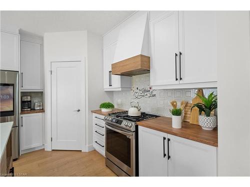 1555 Bob Schram Way, London, ON - Indoor Photo Showing Kitchen With Upgraded Kitchen