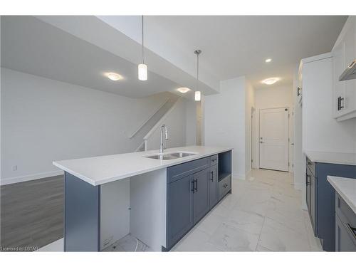 3837 Auckland Avenue, London, ON - Indoor Photo Showing Kitchen With Double Sink