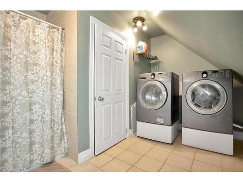 263 King Street, Glencoe, ON - Indoor Photo Showing Laundry Room