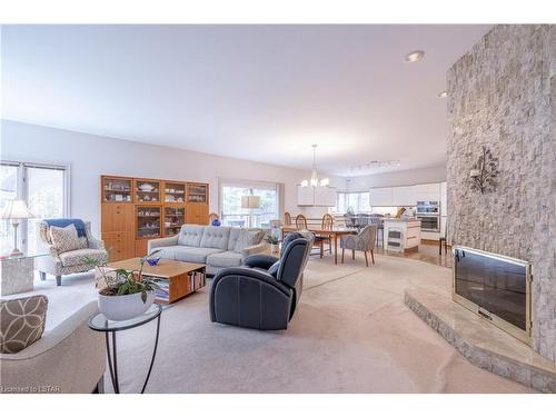 54 Mill Court, Dorchester, ON - Indoor Photo Showing Living Room