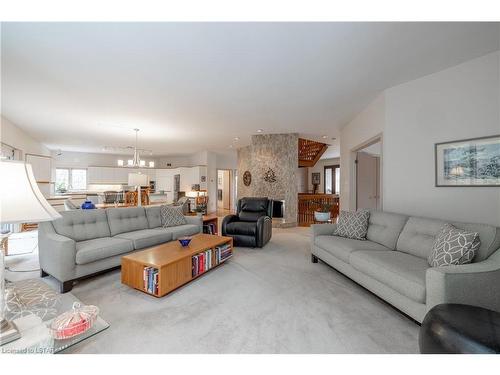 54 Mill Court, Dorchester, ON - Indoor Photo Showing Living Room