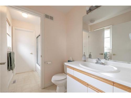 54 Mill Court, Dorchester, ON - Indoor Photo Showing Bathroom