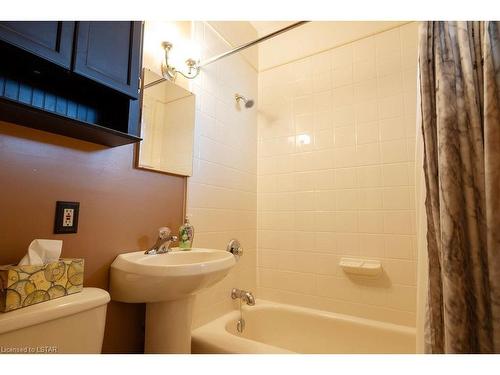 104 North Street, Strathroy, ON - Indoor Photo Showing Bathroom