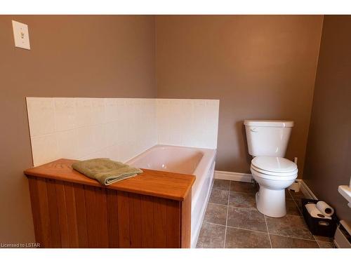 104 North Street, Strathroy, ON - Indoor Photo Showing Bathroom