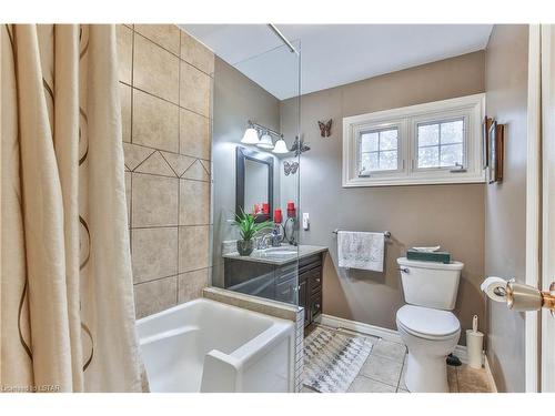949 Midleton-Nwal Tline Road, Courtland, ON - Indoor Photo Showing Bathroom