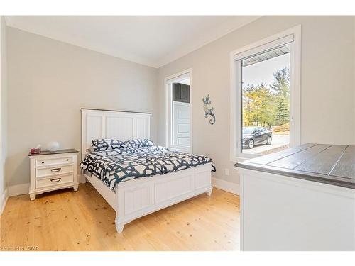 10099 Jennison Crescent, Grand Bend, ON - Indoor Photo Showing Bedroom