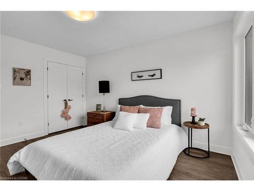 239-175 Doan Drive, Kilworth, ON - Indoor Photo Showing Bedroom