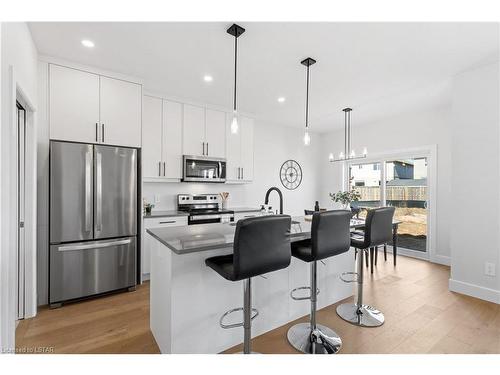 2222 Southport Crescent, London, ON - Indoor Photo Showing Kitchen With Upgraded Kitchen