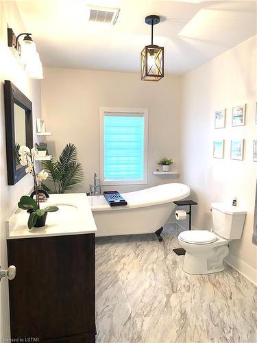 9599 Trillium Road, Kettle Point, ON - Indoor Photo Showing Bathroom