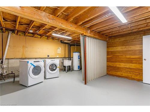 32-135 Belmont Drive, London, ON - Indoor Photo Showing Laundry Room