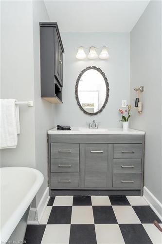 212 Briar Hill Street, Port Stanley, ON - Indoor Photo Showing Bathroom