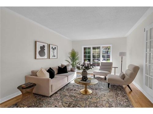 32 Chepstow Close, London, ON - Indoor Photo Showing Living Room
