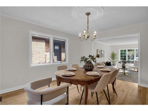 32 Chepstow Close, London, ON - Indoor Photo Showing Dining Room