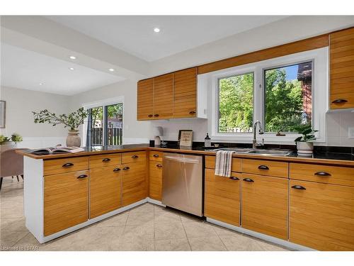 32 Chepstow Close, London, ON - Indoor Photo Showing Kitchen