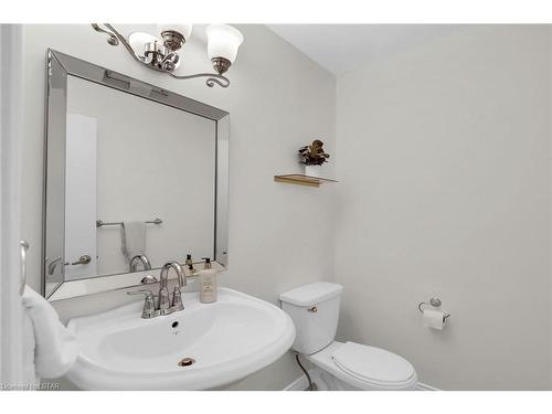 32 Chepstow Close, London, ON - Indoor Photo Showing Bathroom