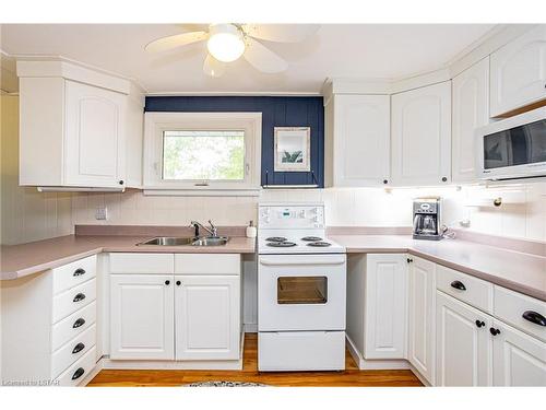 3923 Delmage Ave Avenue, Plympton-Wyoming, ON - Indoor Photo Showing Kitchen With Double Sink