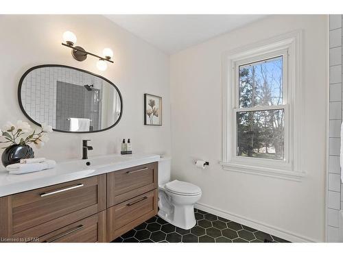 4 Waterloo Street, North Middlesex, ON - Indoor Photo Showing Bathroom