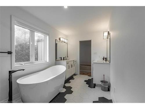 2101 Linkway Boulevard, London, ON - Indoor Photo Showing Bathroom
