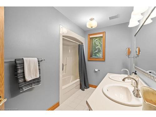 1514 Longwoods Road, Southwest Middlesex, ON - Indoor Photo Showing Bathroom