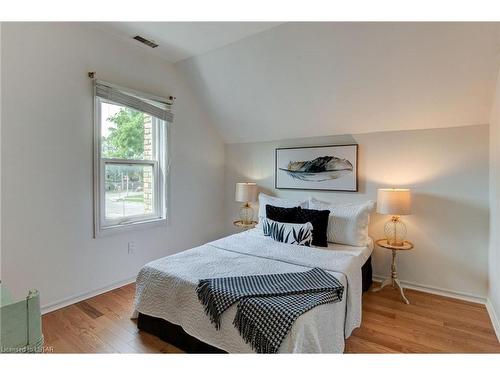 1075 Pond View Road, London, ON - Indoor Photo Showing Bedroom