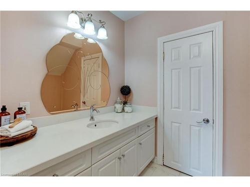 1075 Pond View Road, London, ON - Indoor Photo Showing Bathroom