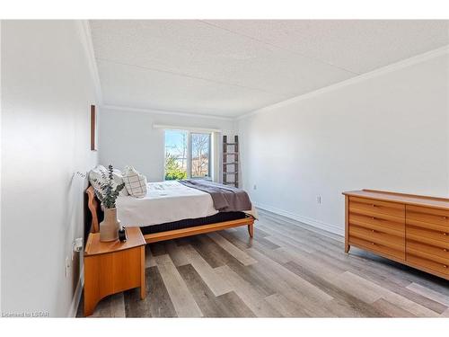 101-9 Pine Street, Grand Bend, ON - Indoor Photo Showing Bedroom