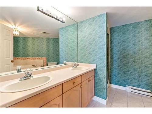 101-9 Pine Street, Grand Bend, ON - Indoor Photo Showing Bathroom
