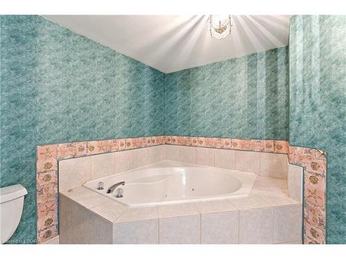 101-9 Pine Street, Grand Bend, ON - Indoor Photo Showing Bathroom