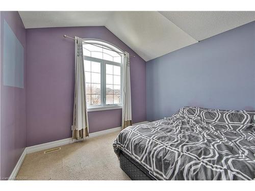1002 Manchester Road, London, ON - Indoor Photo Showing Bedroom