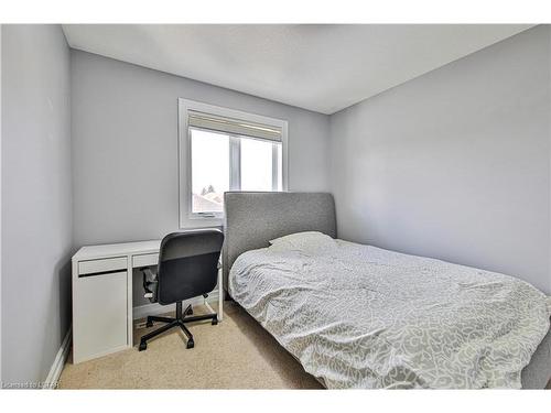 1002 Manchester Road, London, ON - Indoor Photo Showing Bedroom