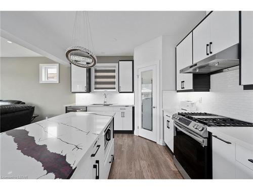 572 Chelton Road, London, ON - Indoor Photo Showing Kitchen With Upgraded Kitchen