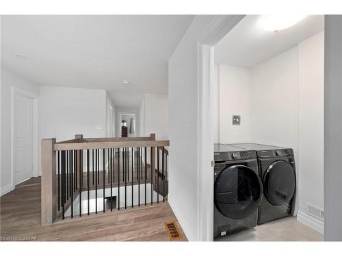 572 Chelton Road, London, ON - Indoor Photo Showing Laundry Room