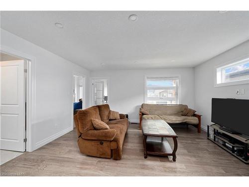 572 Chelton Road, London, ON - Indoor Photo Showing Living Room