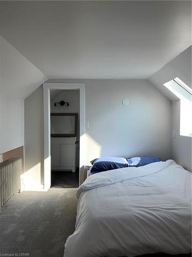 1073 Hamilton Road, London, ON - Indoor Photo Showing Bedroom