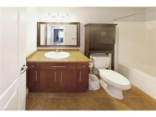 1020 Hanson Crescent, London, ON - Indoor Photo Showing Bathroom