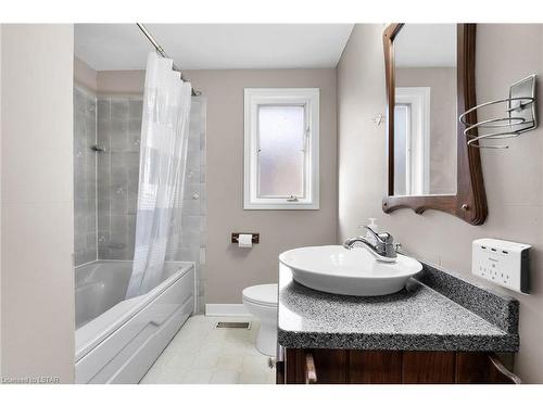 208 Ellsworth Avenue, London, ON - Indoor Photo Showing Bathroom