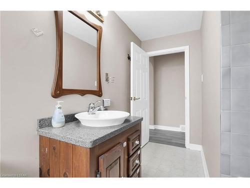 208 Ellsworth Avenue, London, ON - Indoor Photo Showing Bathroom