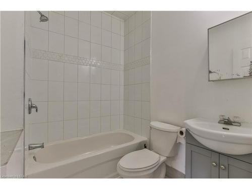 592 Hamilton Road, London, ON - Indoor Photo Showing Bathroom