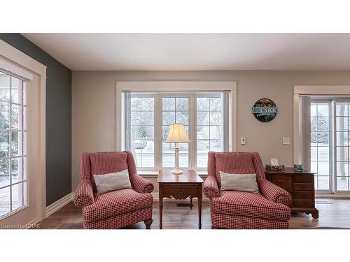 8 Harbour Park Court, Grand Bend, ON - Indoor Photo Showing Living Room