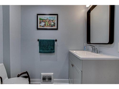 111 Edward Street, London, ON - Indoor Photo Showing Bathroom
