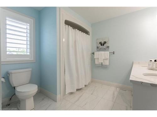 10 Cedar Terrace, Dorchester, ON - Indoor Photo Showing Bathroom