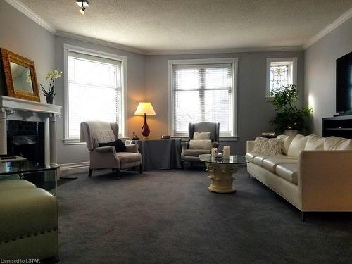 307-460 Wellington Street, London, ON - Indoor Photo Showing Living Room