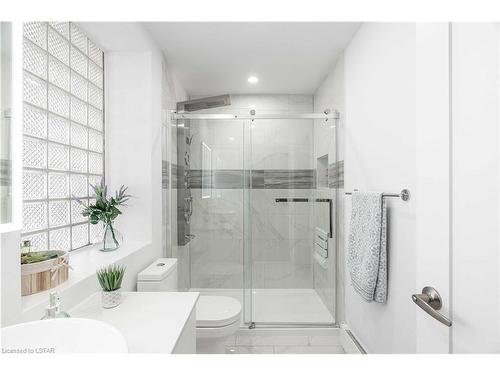 202-460 Wellington Street, London, ON - Indoor Photo Showing Bathroom
