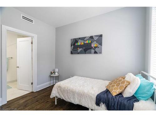 202-460 Wellington Street, London, ON - Indoor Photo Showing Bedroom