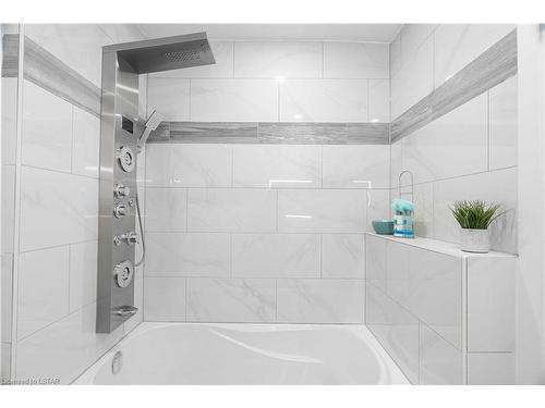 202-460 Wellington Street, London, ON - Indoor Photo Showing Bathroom